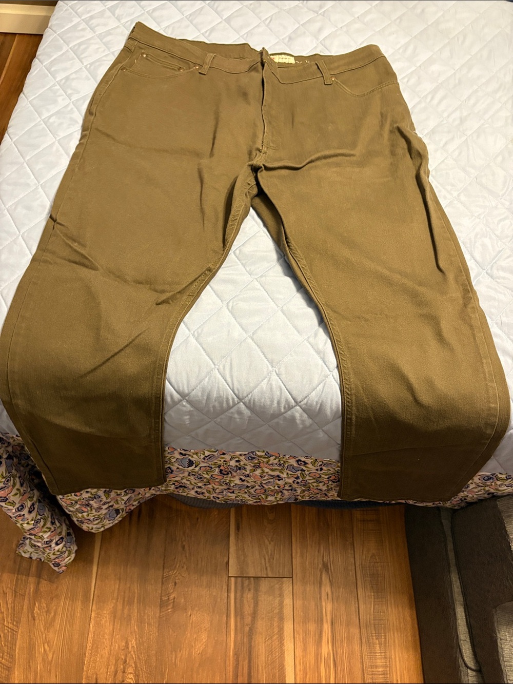 Wrangler Men's Chino Pants in Olive